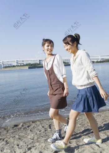 江边散步的假日少女图片图片