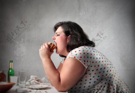 吃汉堡包的胖女人图片