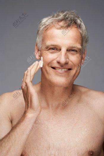 在抹护肤品的外国健康老人图片
