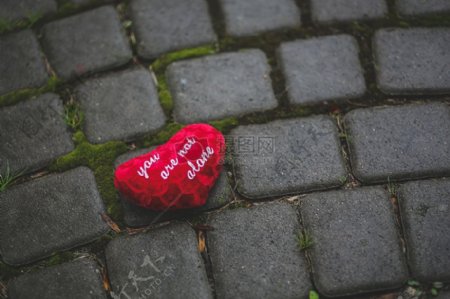 石砖地面上的红心