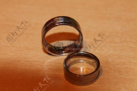 桌子上的结婚戒指