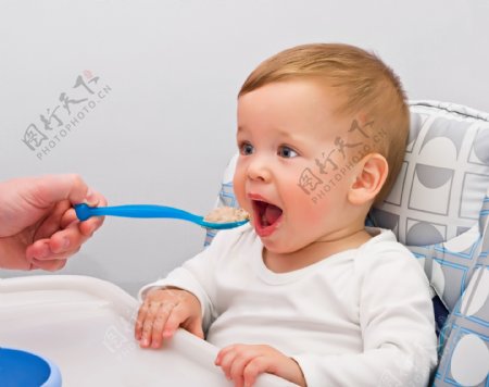 张大嘴巴吃饭的宝宝图片