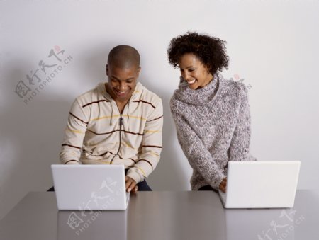 玩电脑的夫妻图片