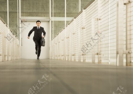 跑步的商务男人图片