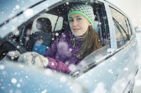 下雪天开车的女人图片