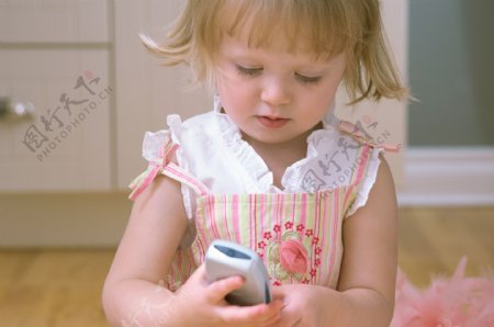 正在玩手机的女孩图片