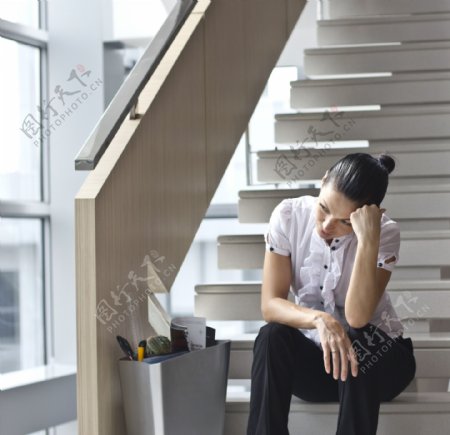 坐在台阶上发愁的女人图片