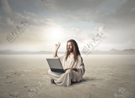 笔记本电脑上网的耶稣图片