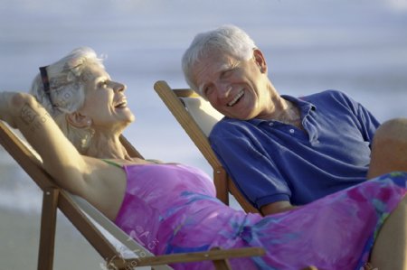 海边晒太阳的老年夫妻图片