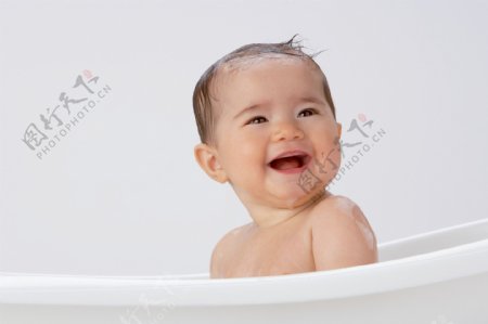 洗澡的孩子图片