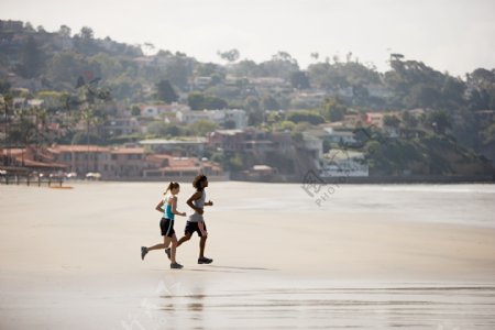 海边跑步的夫妻图片