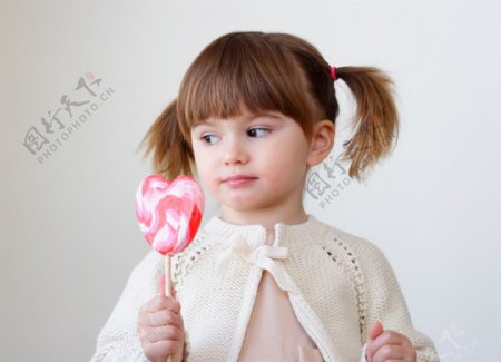 吃棒棒糖的小女孩图片