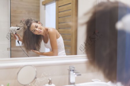 照镜子吹头发的女人图片