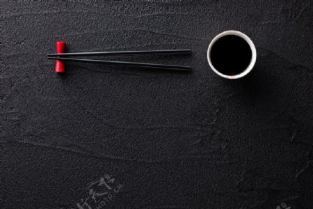 筷子与酱油调味碟图片