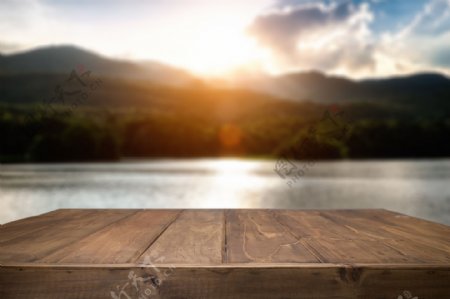 木板与湖泊风景摄影图片