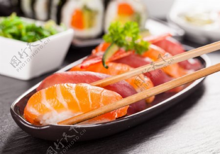 三文鱼和寿司图片