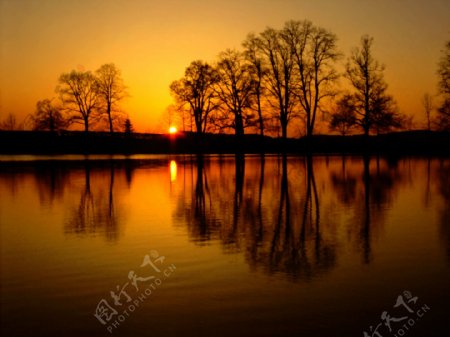 湖边夕阳美景图片