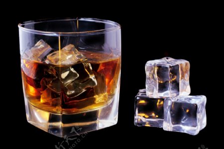 冰块与威士忌
