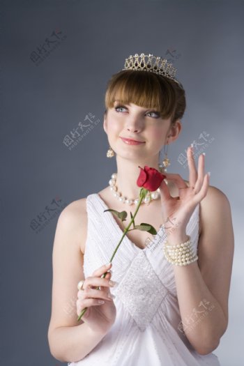 手拿玫瑰的微笑气质美女图片