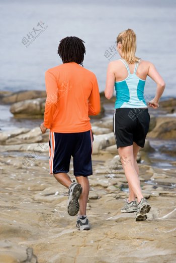 海边跑步的情侣图片