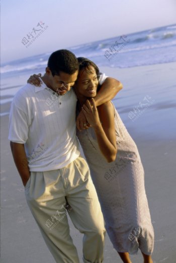 沙滩幸福的外国夫妻图片