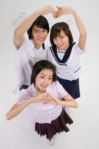 三个做心形手势学生图片