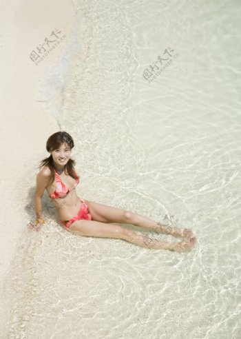 沙滩上的比基尼美女高清写真图片