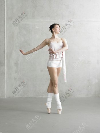 踮起脚尖的女性舞蹈演员图片