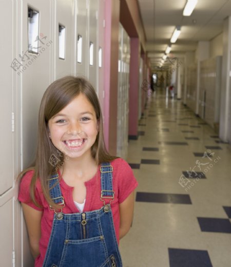 开心笑容的小女孩图片