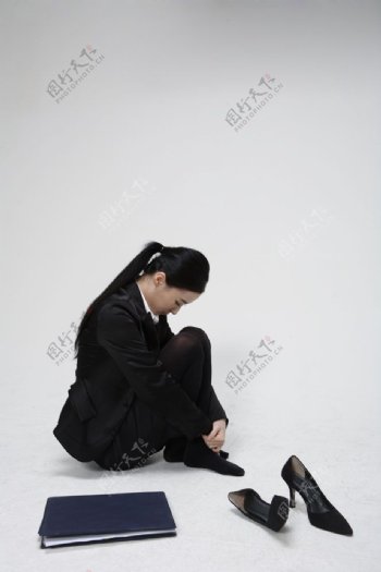 坐在地上沮丧的商务美女图片