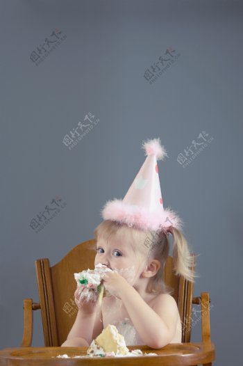 正在吃蛋糕的女孩图片