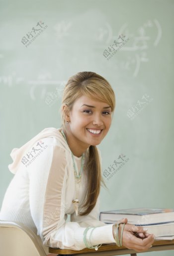 教室里的女生图片