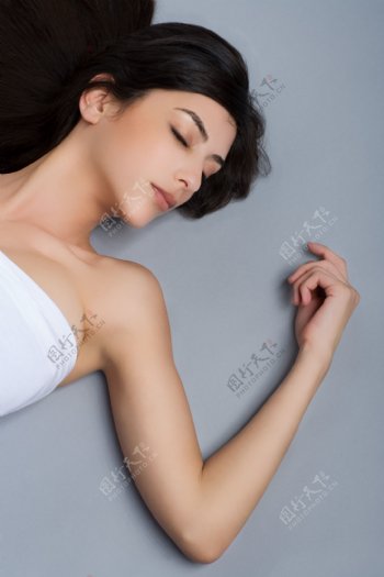 穿白色抹胸装睡觉漂亮女人图片