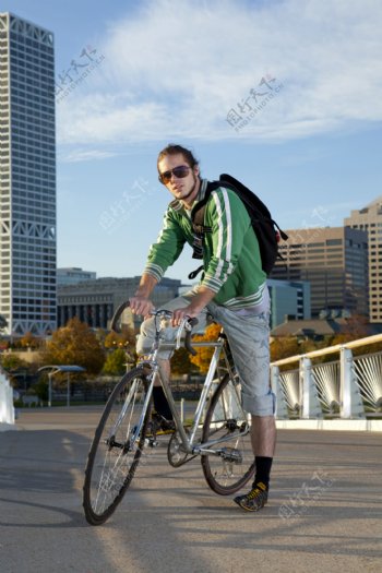 骑自行车的年轻男孩图片