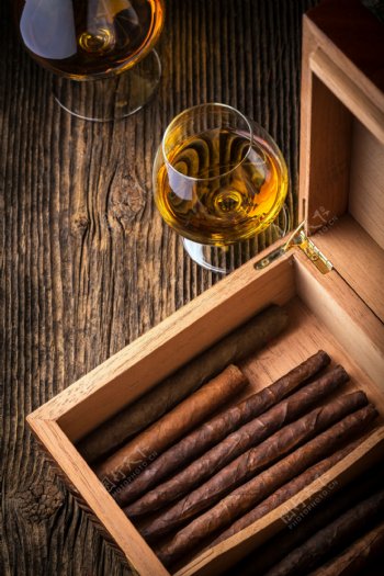 木盒里的雪茄与洋酒