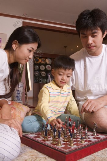 下棋的一家人图片