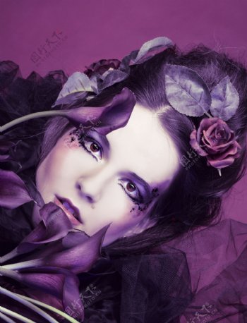 紫色主题艺术照美女图片