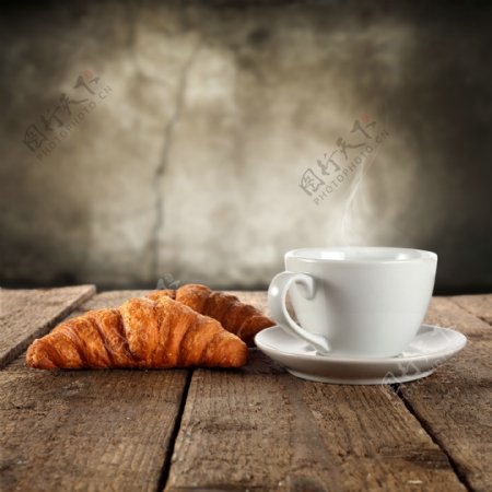 木板上的面包与咖啡