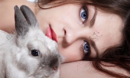 美女与小兔子图片