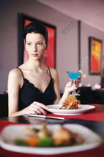 酒吧里的性感美女图片