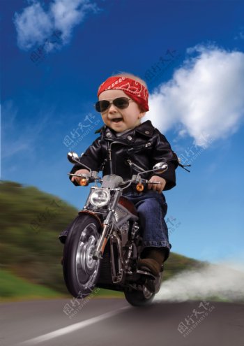 骑摩托的可爱儿童图片