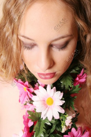 鲜花与气质女孩图片