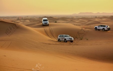 沙漠上的越野车