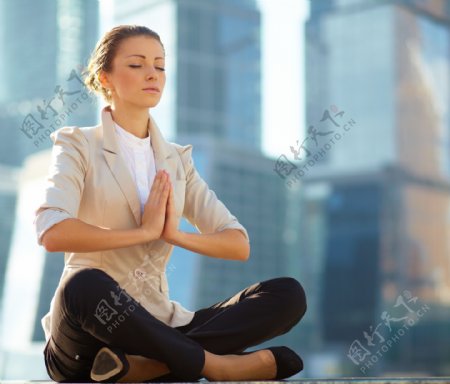 瑜珈打坐的商务美女图片