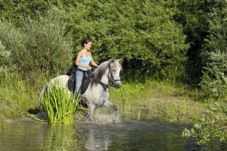 骑马过湖水的女人图片