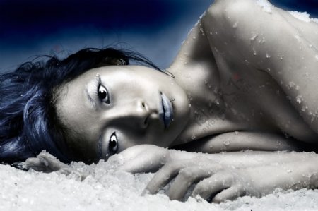 趴在冰上的性感美女图片