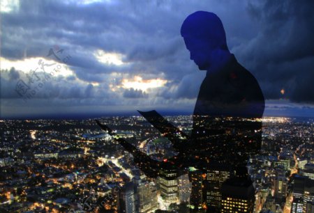 商务男士人物剪影与城市夜景图片