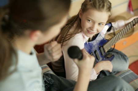 弹吉他唱歌的女孩图片