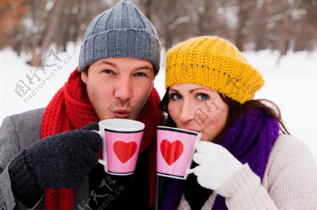 冬天室外喝热饮的情侣图片