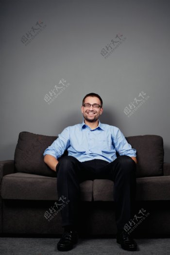 坐在沙发上的商务男士图片